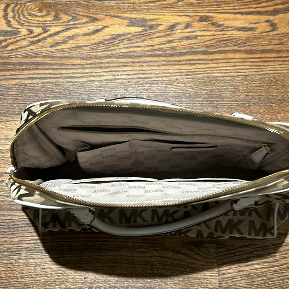 Micheal Kors Purse - Picture 2 of 3
